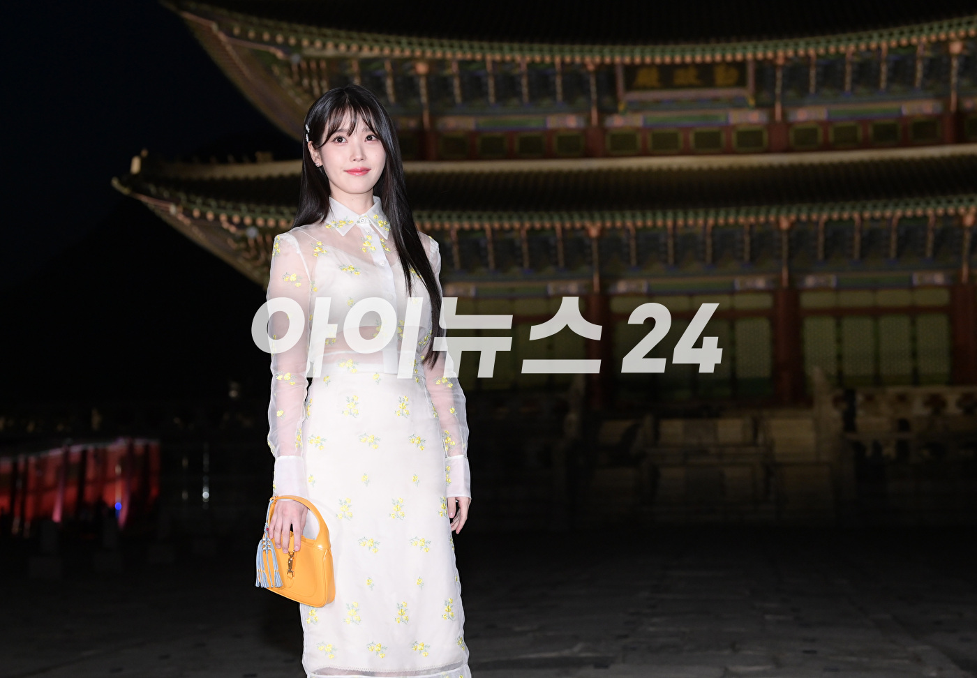 &#39;눈부신 미모의 기부천사&#39;&lt;/b&gt; 가수 겸 배우 아이유가 16일 오후 서울 경복궁에서 진행된 구찌(Gucci) 2024 크루즈 패션쇼에 참석하고 있다. [사진=정소희 기자]