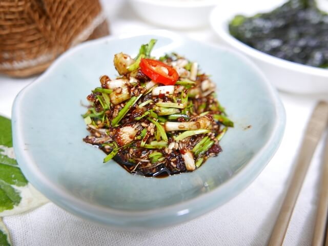 달래장 완성 접시에 담은 모습