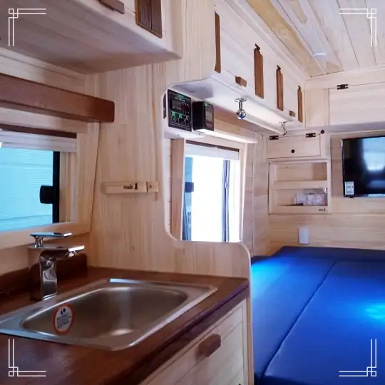 생방송오늘저녁 대둔산 나무 우드 캠핑카 제작 리모델링 공방 제작 의뢰 및 강좌 특강 추천