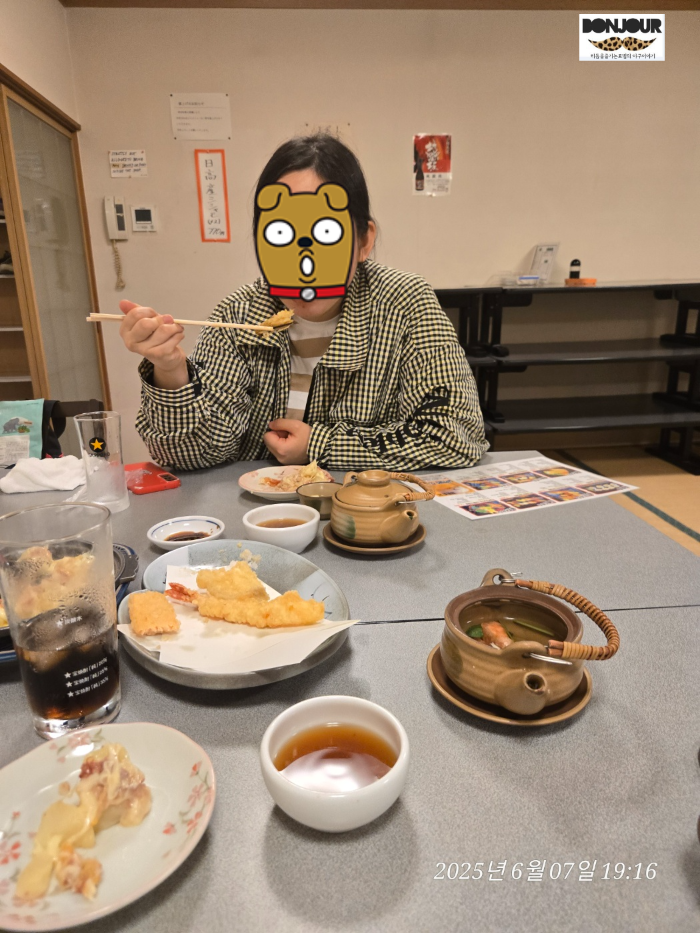 우오마사 상니기리 초밥을 맛보고 있는 임산부