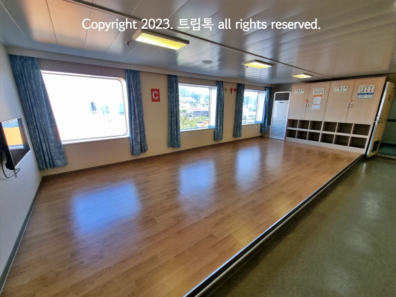 3개의 큰 창문과 사물함이 있는 이코노미 객실의 모습