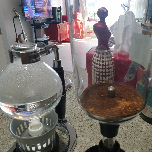 사이폰 아이스커피와 핫 커피 1인분 레시피: 중배전 원두 사용_아이스커피_커피 투입 단계