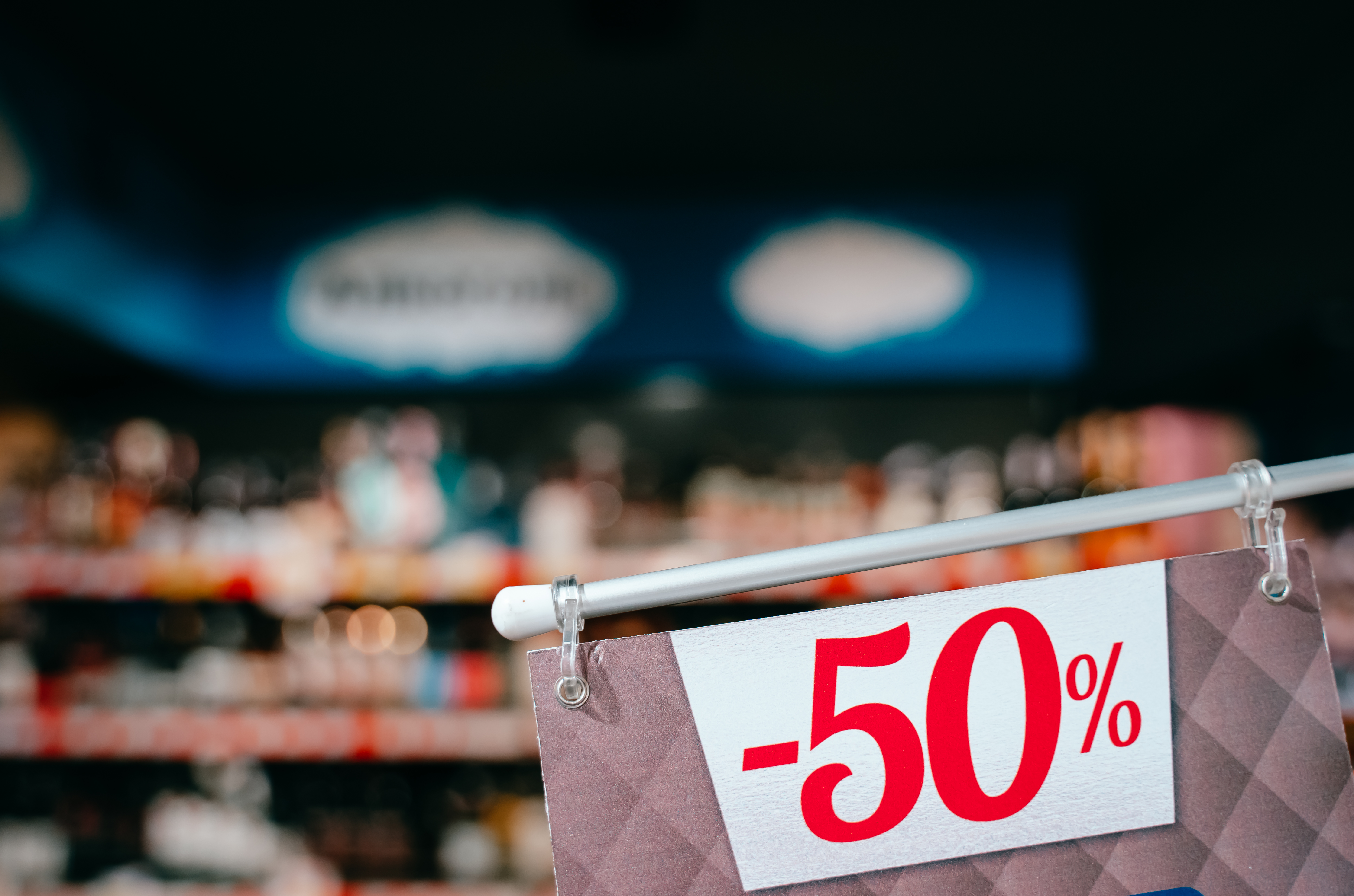 할인 상품이 진열된 마트 선반 모습