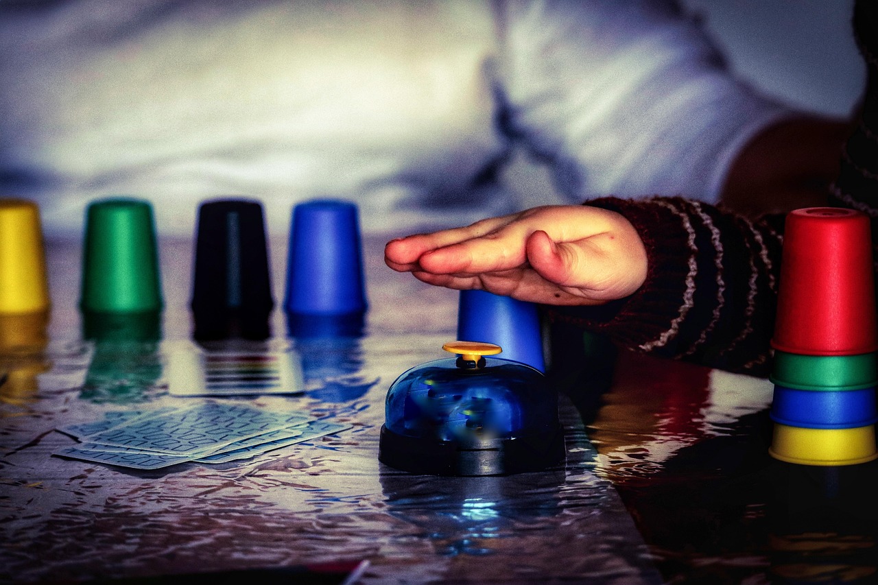 장난감 가지고 노는 아이 사진