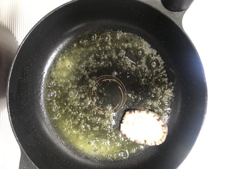 후라이팬에 버터 두르기