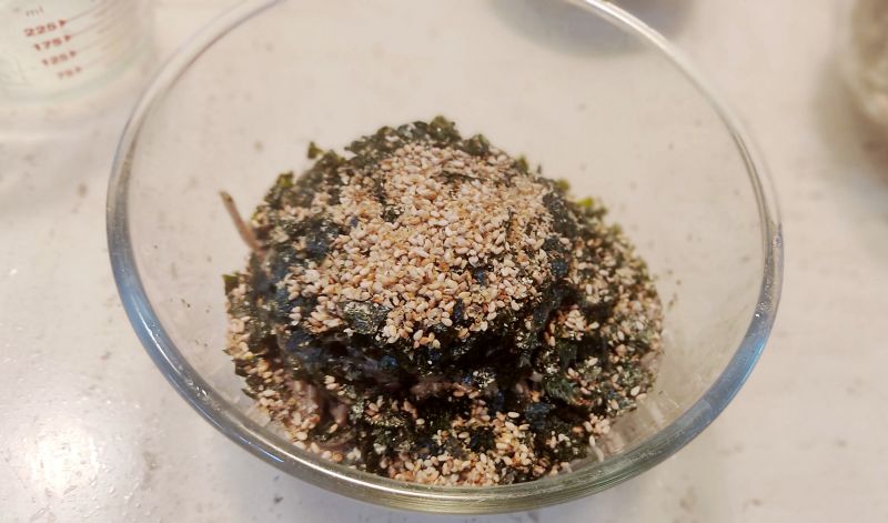 그릇에 담고 김과 깨소금을 올림