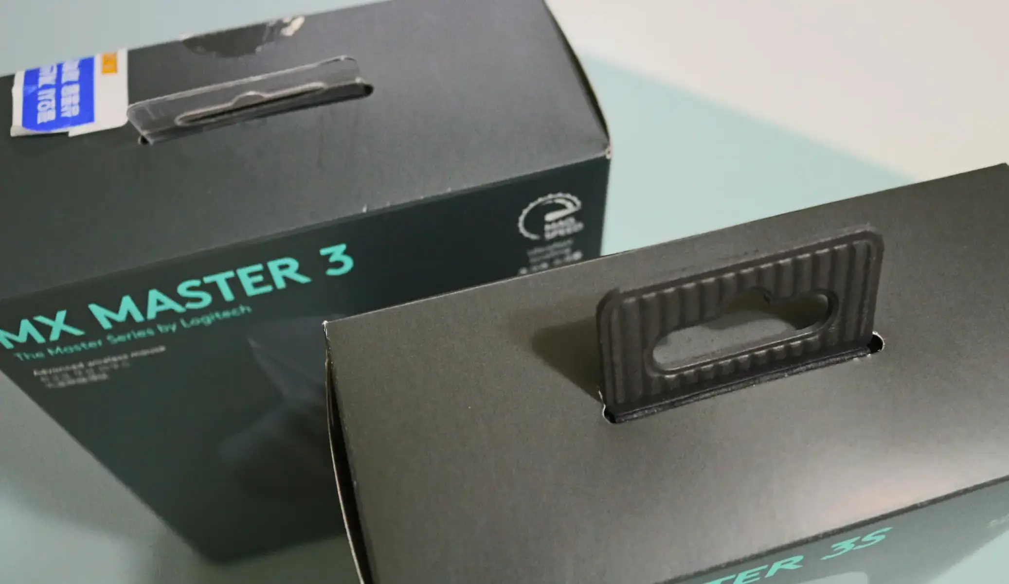 MX MASTER 3S와 MX MASTER 3 포장 걸이 비교