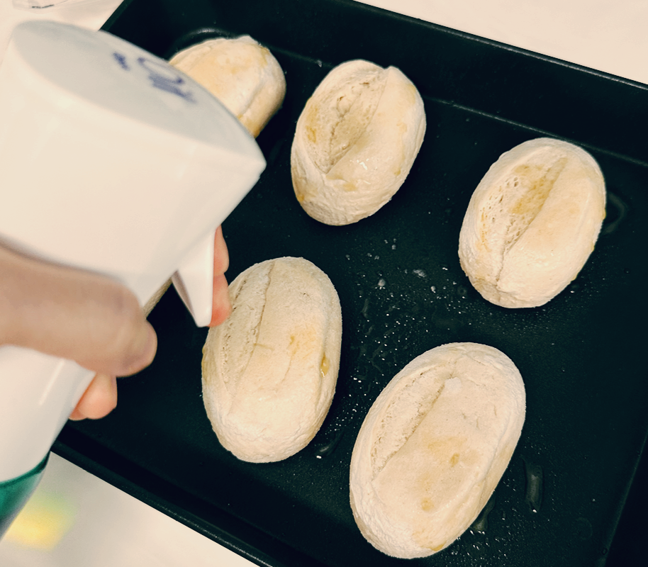 프렌치롤에 올리브오일 촵촵 중