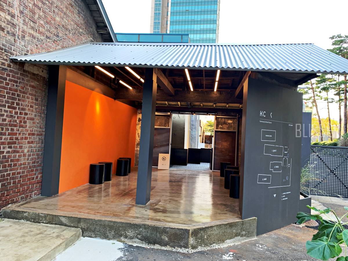 용산대형카페-용산카페추천-용산조용한카페-책읽기좋은카페-예쁜카페-벽돌집-서까래