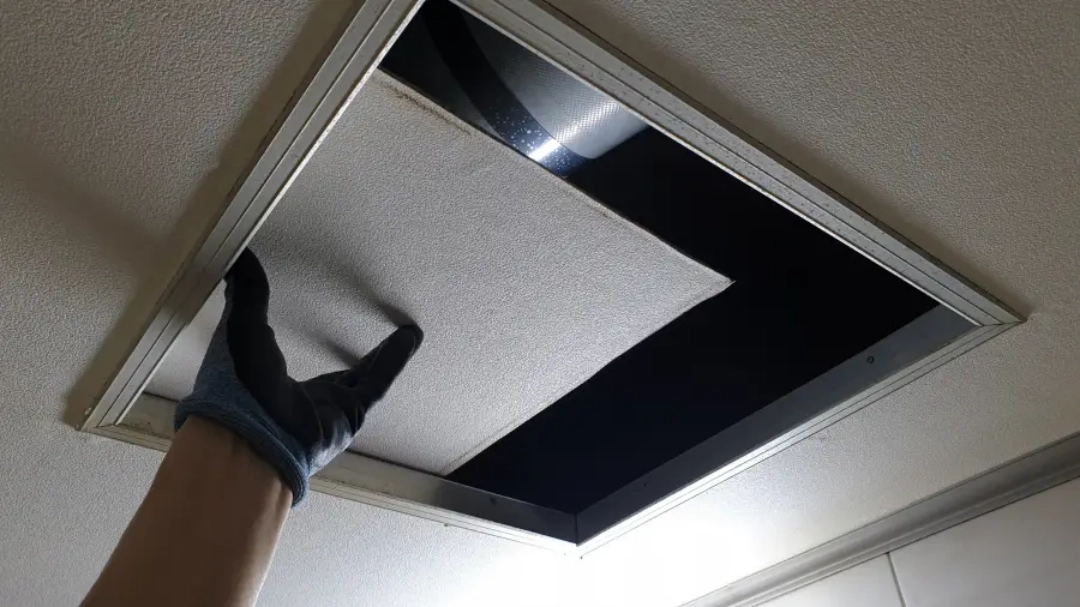 화장실 천장 여는 모습