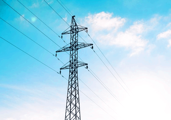 파란 하늘에 철제로 만든 전신주가 있고 전깃줄이 여러 개 연결됐다.