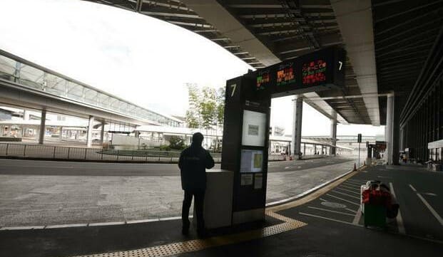 버스 정류장에 사람이 서 있다