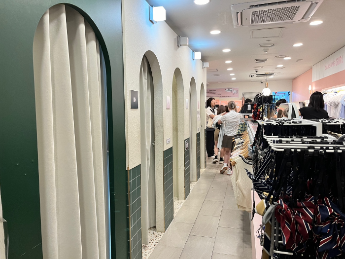 감성교복 내부 탈의실 모습