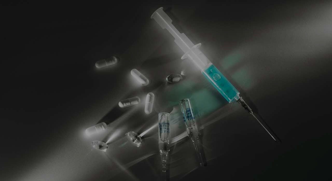 약물과 주사기가 놓인 테이블을 상징적으로 표현한 사진. [ⓒPexels &lsquo;Pavel Danilyuk&lsquo;]