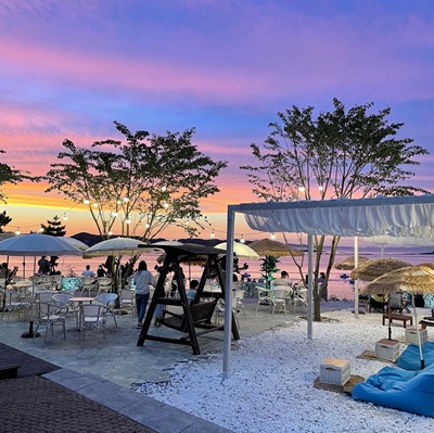 이국적인 분위기가 느껴지는 카페 야외테라스의 모습