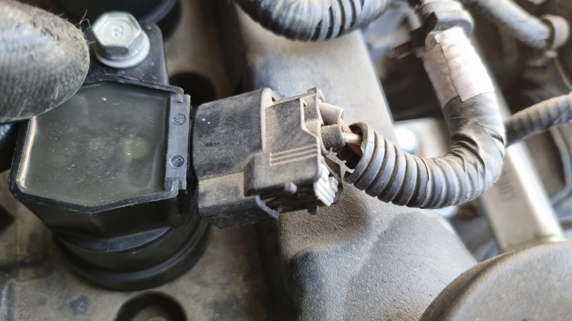 점화코일 잭 고정 모습