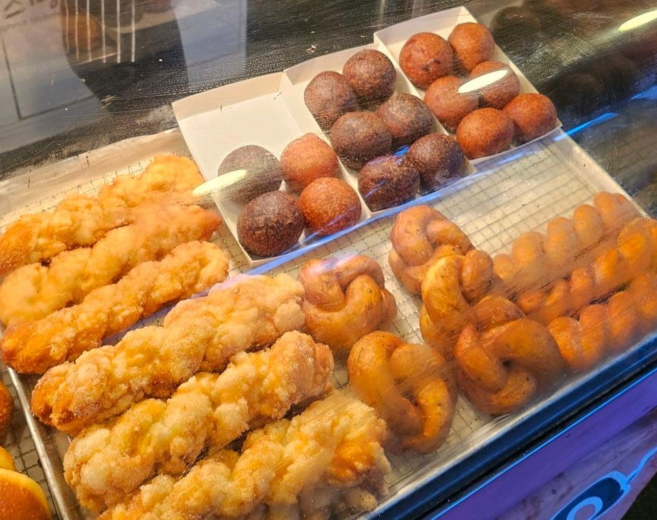 진열장 속에 있는 6시내고향 모래내시장 찹쌀도너츠 꽈배기
