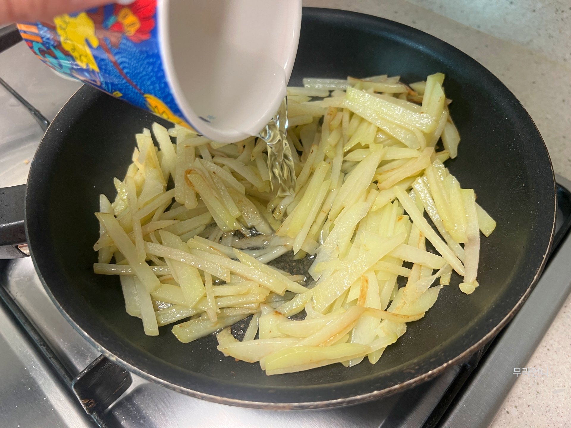 감자가 빨리 익지 않으면 물을 조금 넣고 끓이듯이 볶아주세요