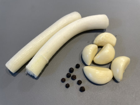 소고기장조림 잡내 제거를 위한 향신 채소 - 대파&amp;#44; 마늘&amp;#44; 통후추