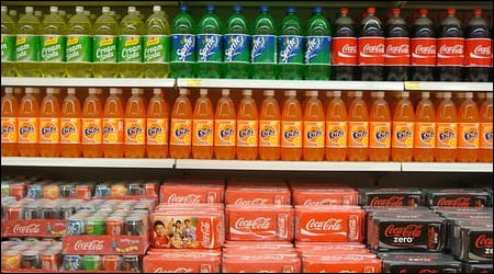 탄산음료가 잔뜩 진열된 모습
