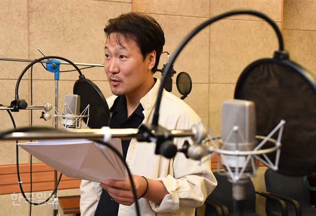 정형석 무대에서 마이크로 이어진 첫 장