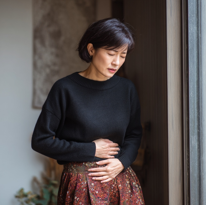 바이러스로 배가 아픈 여성