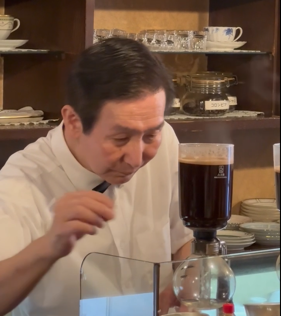 사장님이 직접 사이폰 커피를 내리는 장면