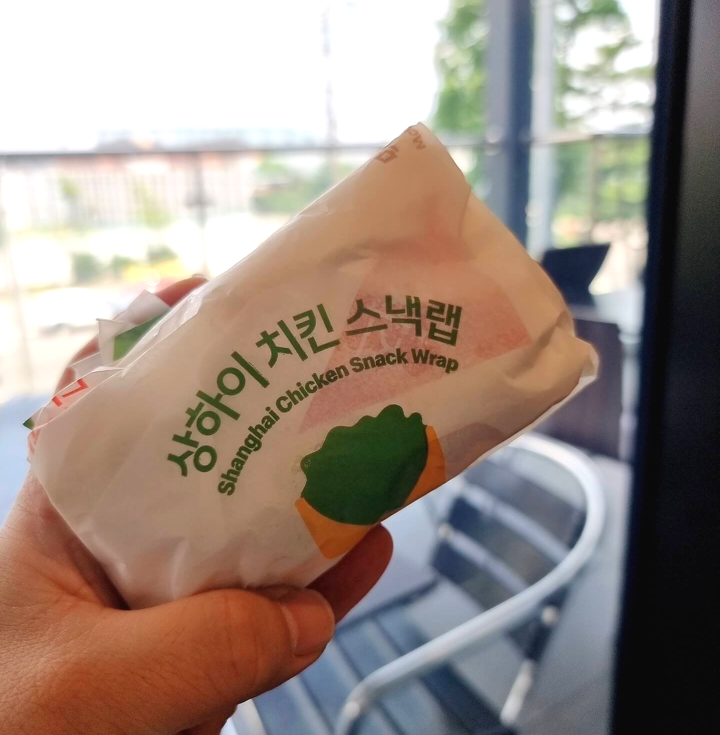 맥도날드 상하이 치킨 스낵랩 한손에 잡기