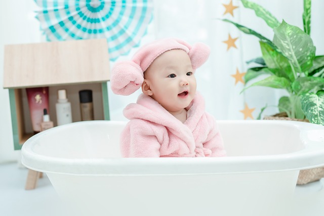 목욕하는 아기 사진