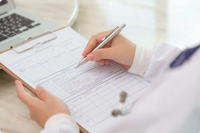 공황장애 자가진단 중인 남성