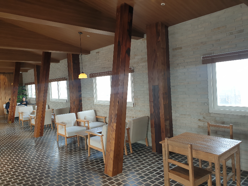 편안 소파 느낌의 테이블도 준비되어 있다.