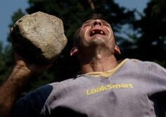 얼굴보다-콘-돌을-오른손으로-던지기위해-얼굴을-찌뿌리며-온-힘을-다하는-남자