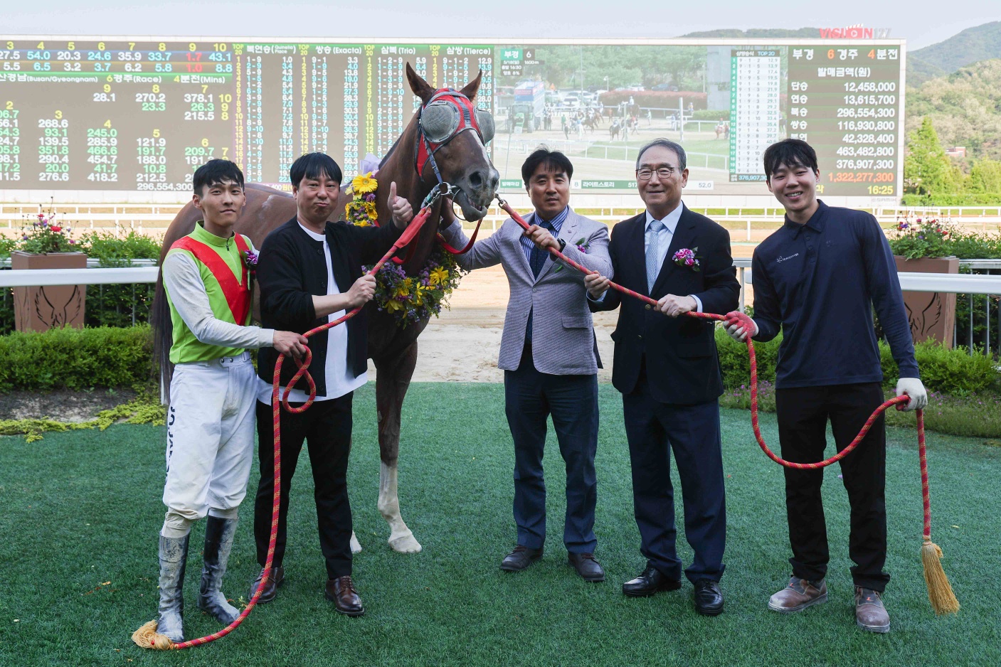 서울마주협회장배 빈체로카발로 조재로기수 서인석조교사 김인규마주 관리사 생산자 우승기념촬영