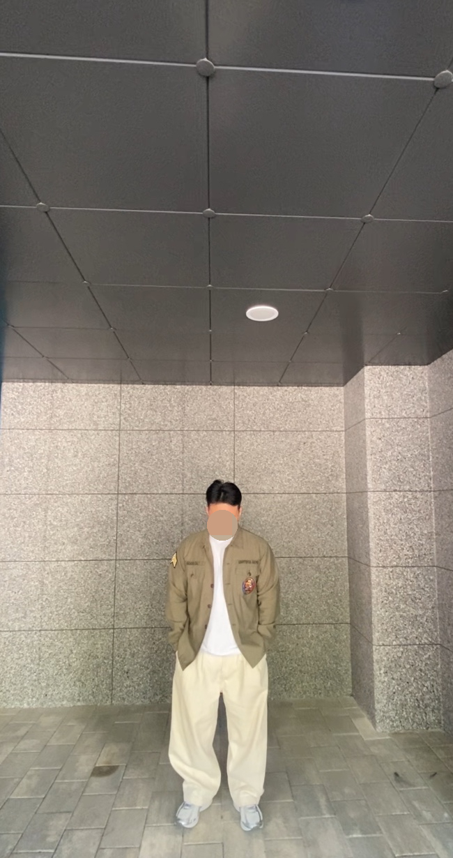 데일리룩(2024. 5. 19.)OG-107 셔츠 자켓 워크웨어자켓, 폴로 기본 반팔 티셔츠, 무신사스탠다드 무신사 데님 와이드 벌룬 팬츠 크림, 아식스 조그 100 실버