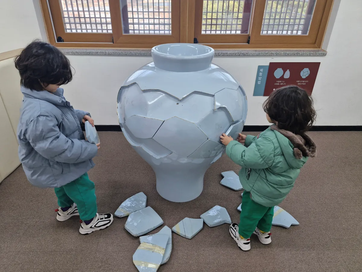 도자기-조각을-맞추고-있는-두-아이