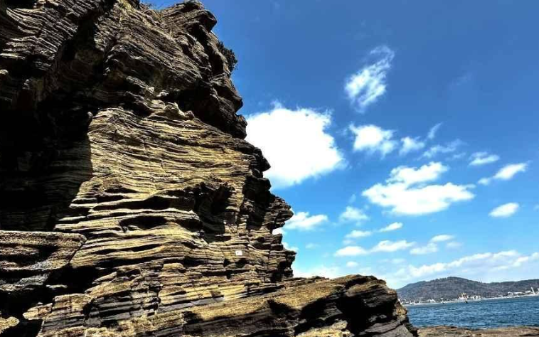 용의 머리를 닮은 제주 용머리해안의 암벽 지형