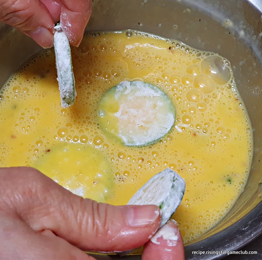 밀가루 입힌 애호박을 계란물에 넣는 사진