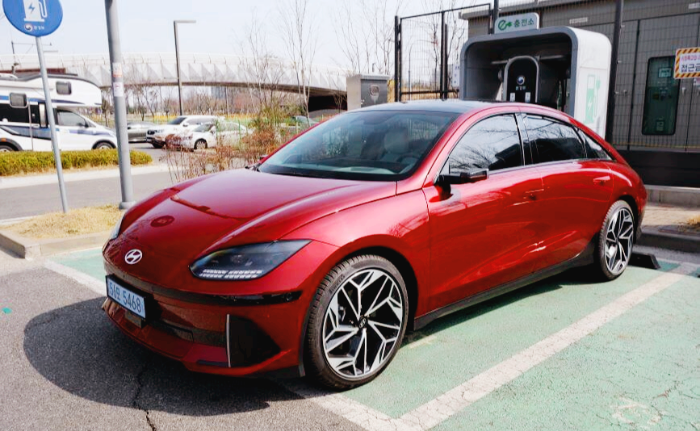 아이오닉6-앞모습