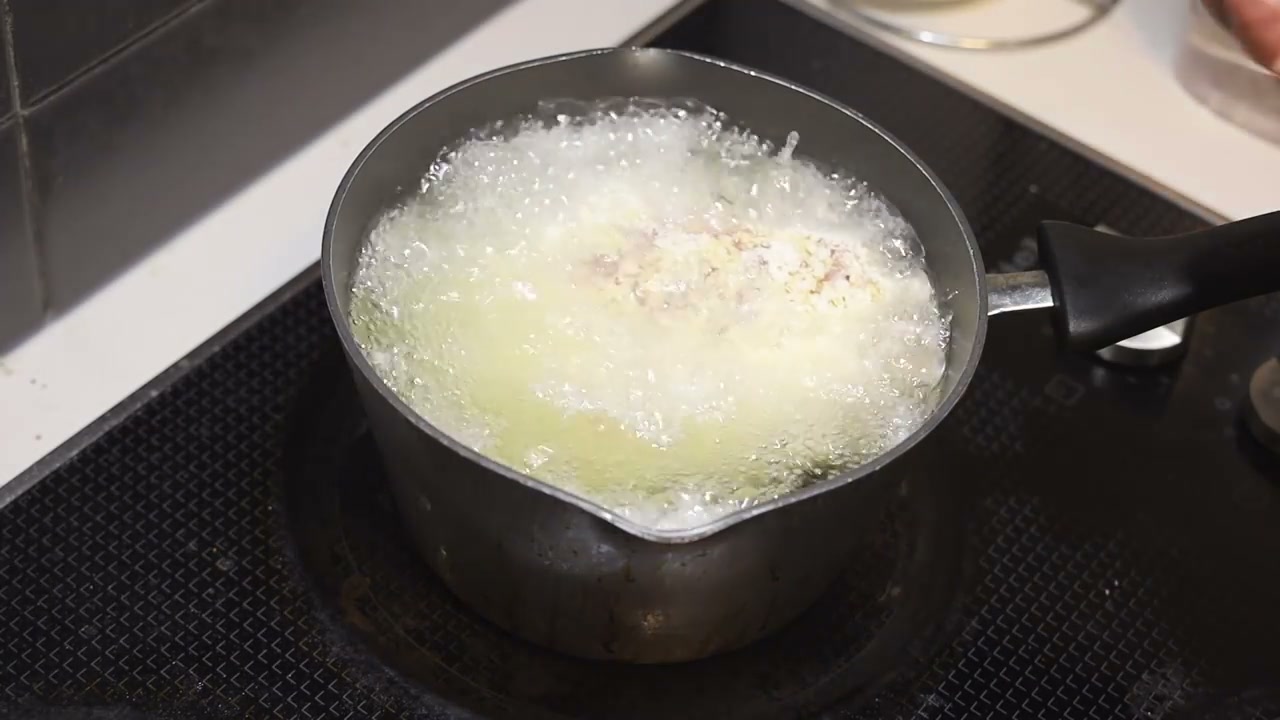 냄비에 식용유를 예열하는 장면