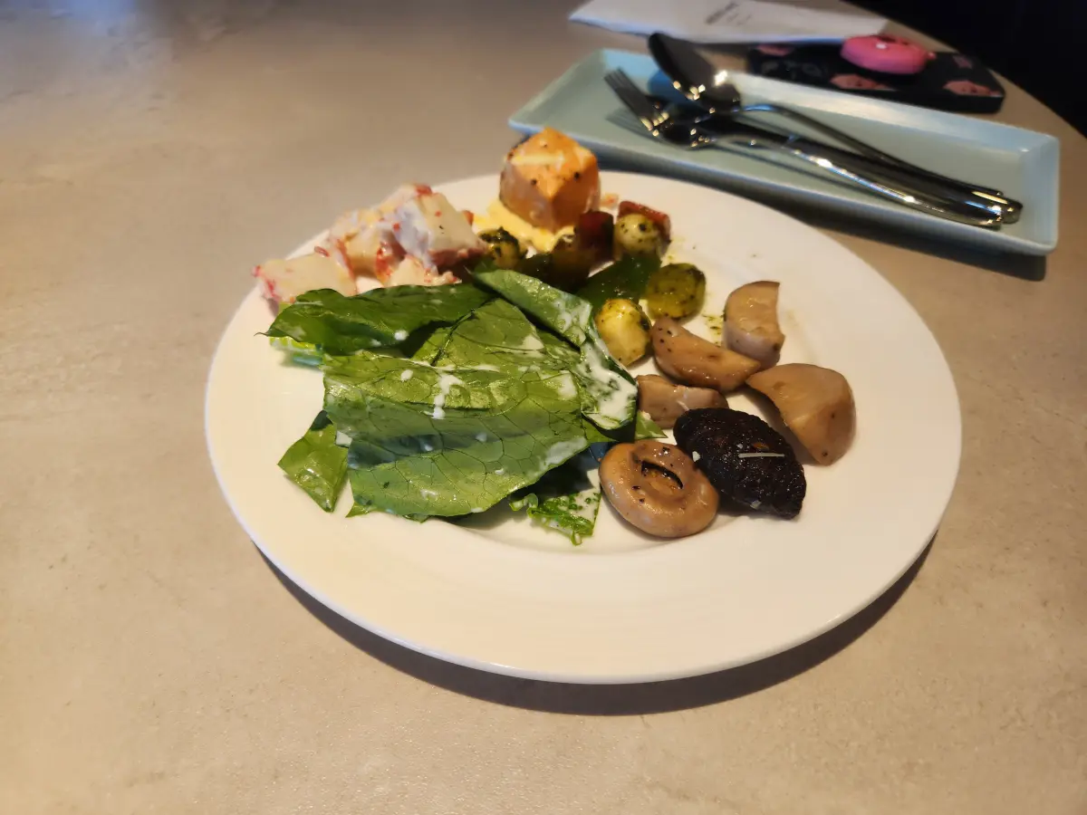 모아시스-뷔페-음식을-담은-접시