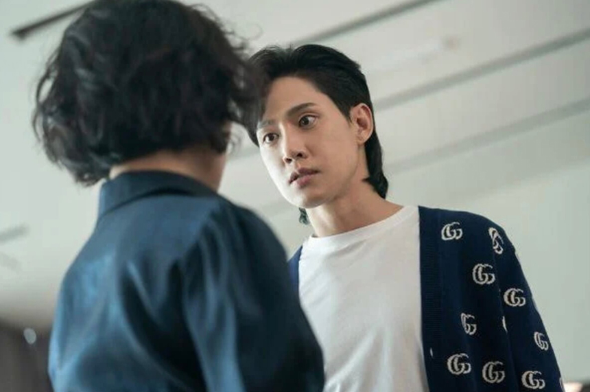 노려보고 있는 박성훈