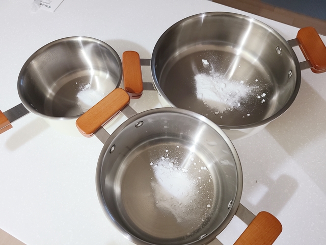 베이킹소다를 뿌린 냄비