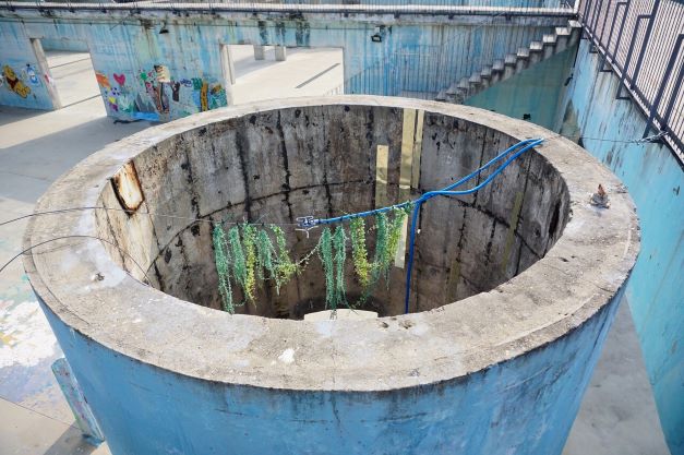 원통형 정수통, 콘크리트, 하늘색 페인트 칠,