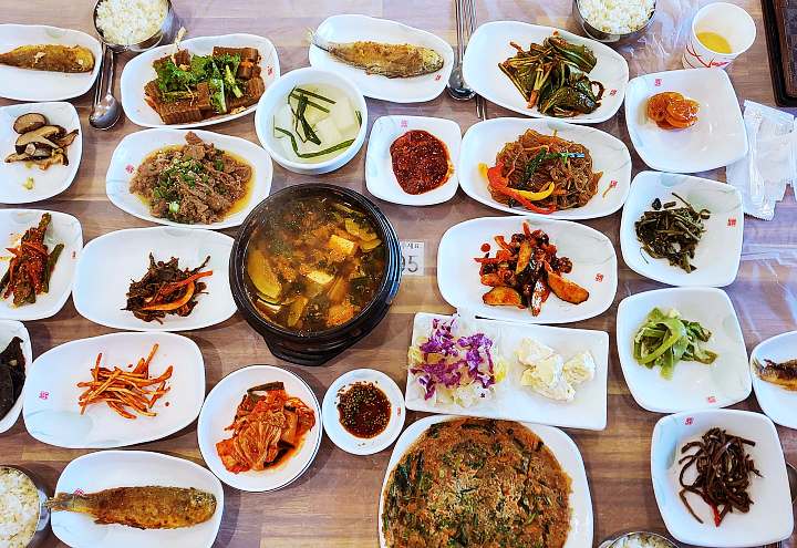 토요일은 밥이좋아 예산 수덕사 산채정식 맛집 영양 돌솥 청국장 더덕 구이 한정식 예산10미 현지인 추천 토밥 좋아 방송정보
