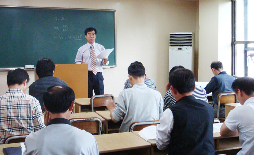 이미지 출처: AI 생성 이미지(콘텐츠 이해를 돕기 위한 시각 자료)
본 이미지는 실제 인물을 특정하지 않은 AI 생성 이미지로,
4060 중장년 재취업을 위해 기술사 또는 기능사 자격증을 준비하는 모습"