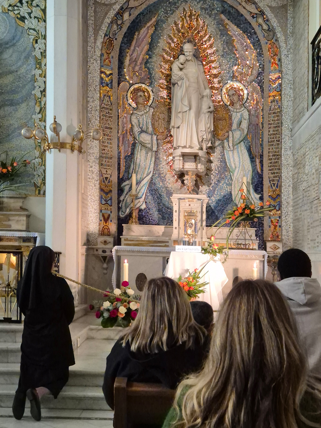 성 빈첸시오 드 폴, 성 뱅상 드 폴, 성 빈센트 드 폴 (Saint Vincent de Paul)의 심장이 모셔진 프랑스 파리 기적의 메달 성당(Chapelle Notre-Dame de la M&eacute;daille Miraculeuse)에서 기도하는 사람들