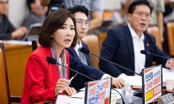 국민의힘 나경원 의원이 4일 서울 여의도 국회에서 열린 제429회 국회(정기회) 법제사법위원회 제2차 전체회의에서 검찰개혁 공청회 관련 질의 중 추미애 법사위원장에게 항의하고 있다
