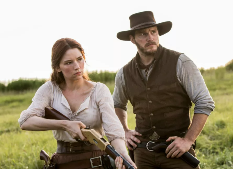 장총을 들고 있는 헤일리 베넷