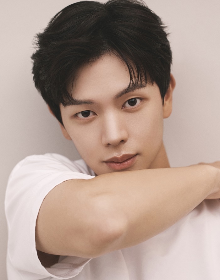 육성재 프로필 나이 학력 소속사 가족 키 혈액형 MBTI 출신지역