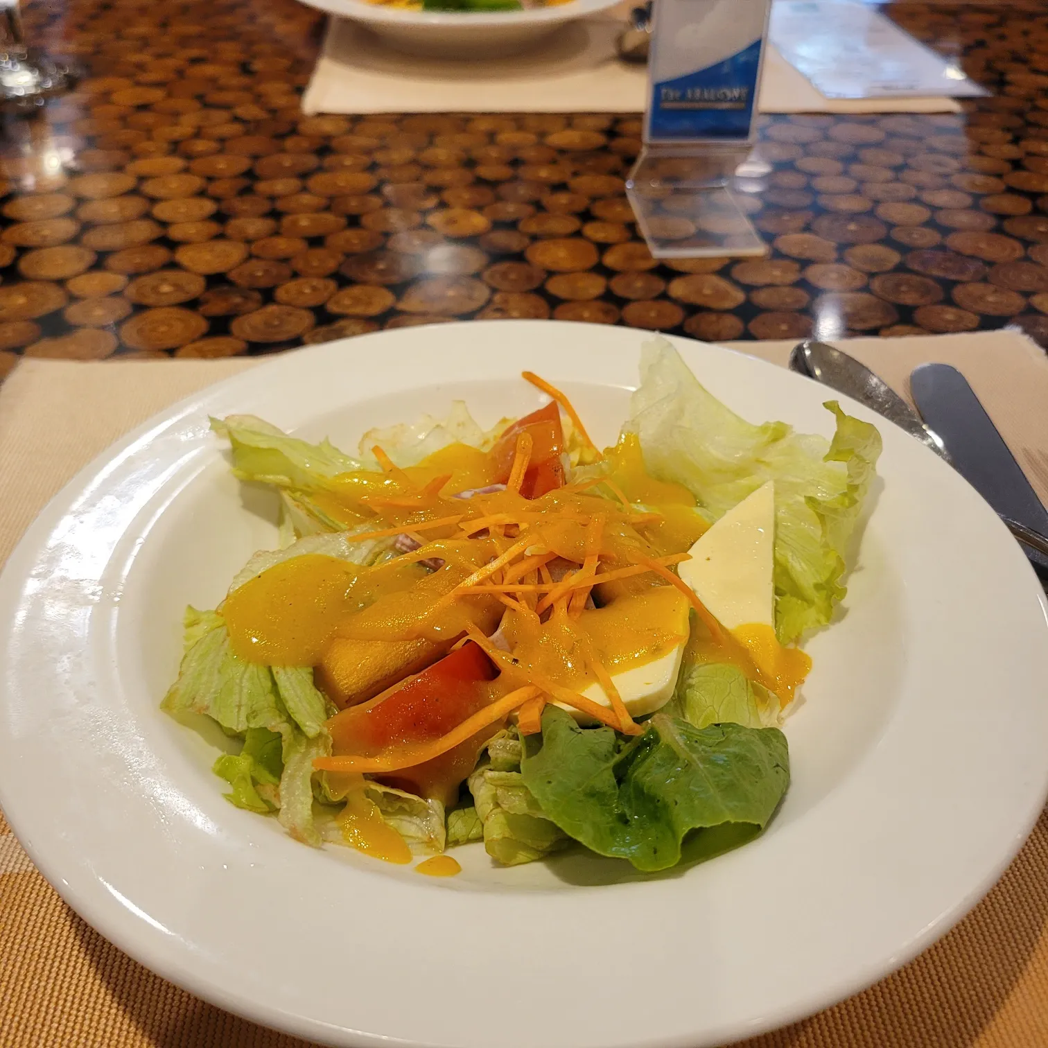 치즈와 햄을 곁들인 샐러드